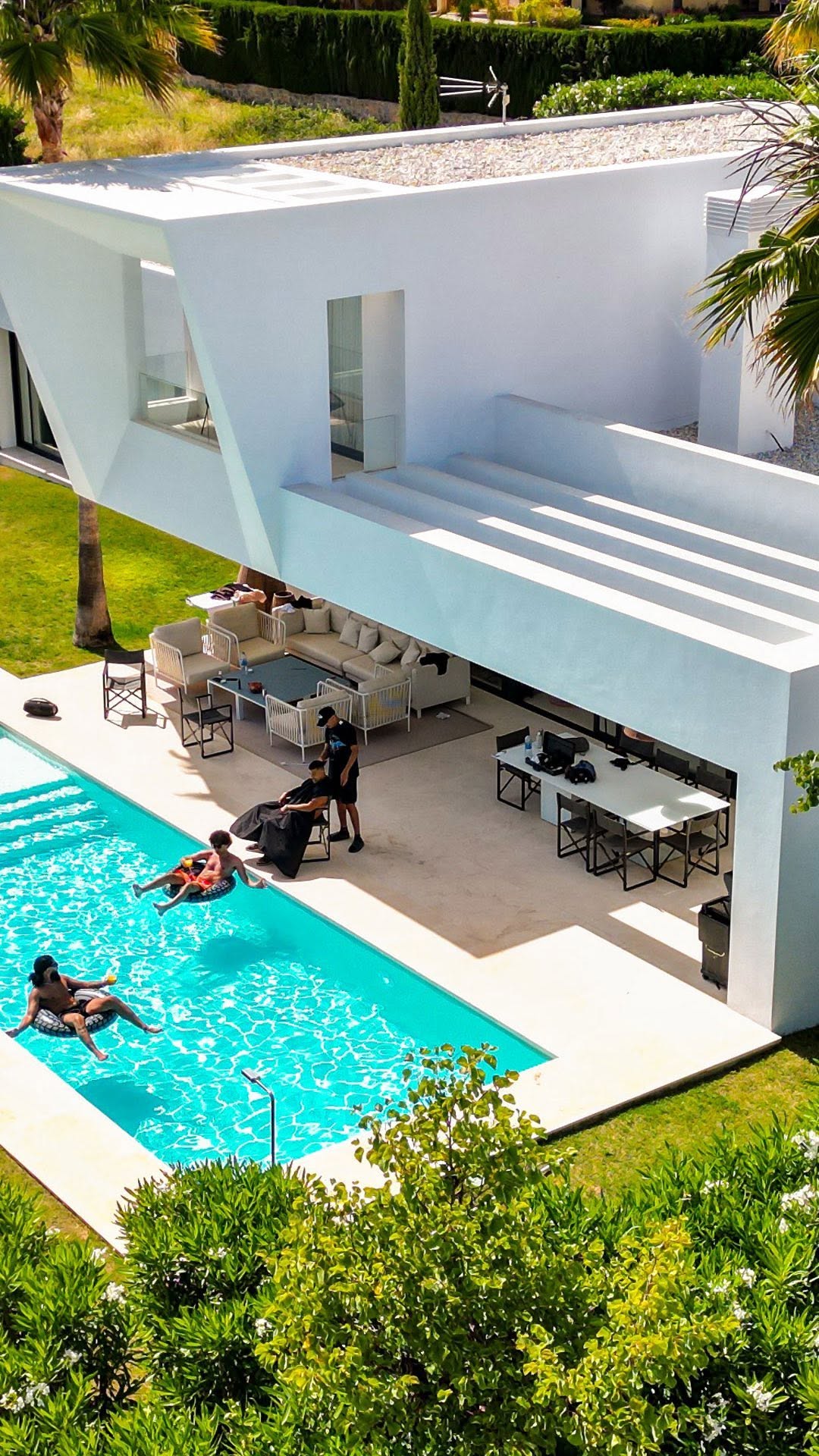 Moe's Barber - Off Duty